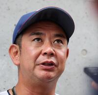 取材に応じる横浜・村田浩明監督（撮影・中田匡峻）