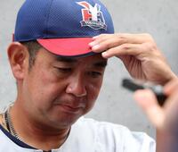 取材に応じる横浜・村田浩明監督（撮影・中田匡峻）