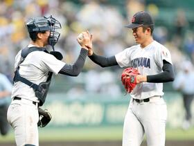　ベスト８進出を決め、脇山（左）とタッチを交わす織田（撮影・中田匡峻）