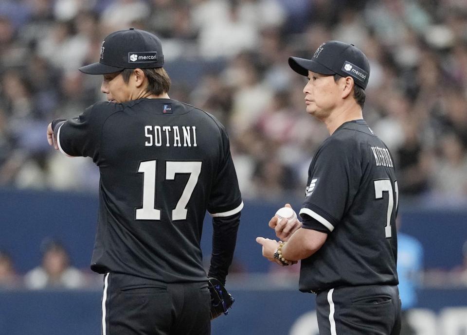 　４回、追加点を許した曽谷（左）に交代を告げる岸田監督