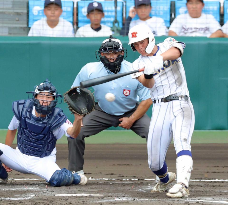 　２回、左前へ勝ち越し打を放つ健大高崎・豊永（撮影・立川洋一郎）