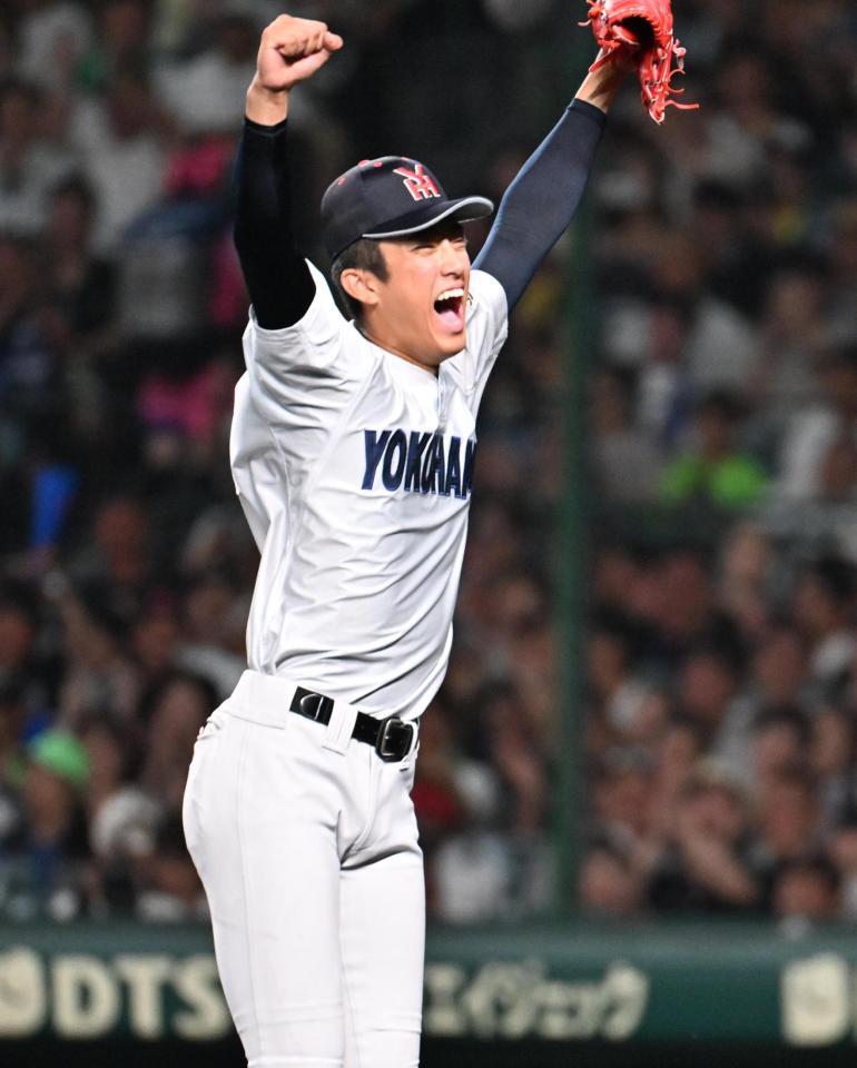 日南学園戦の６回、下川を二ゴロ併殺に打ち取りピンチを切り抜け喜ぶ横浜・織田＝１４日