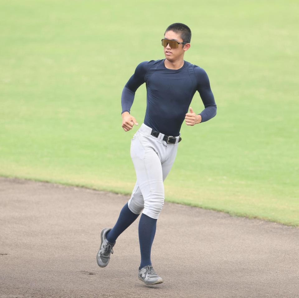 走る横浜・織田翔希（撮影・中田匡峻）