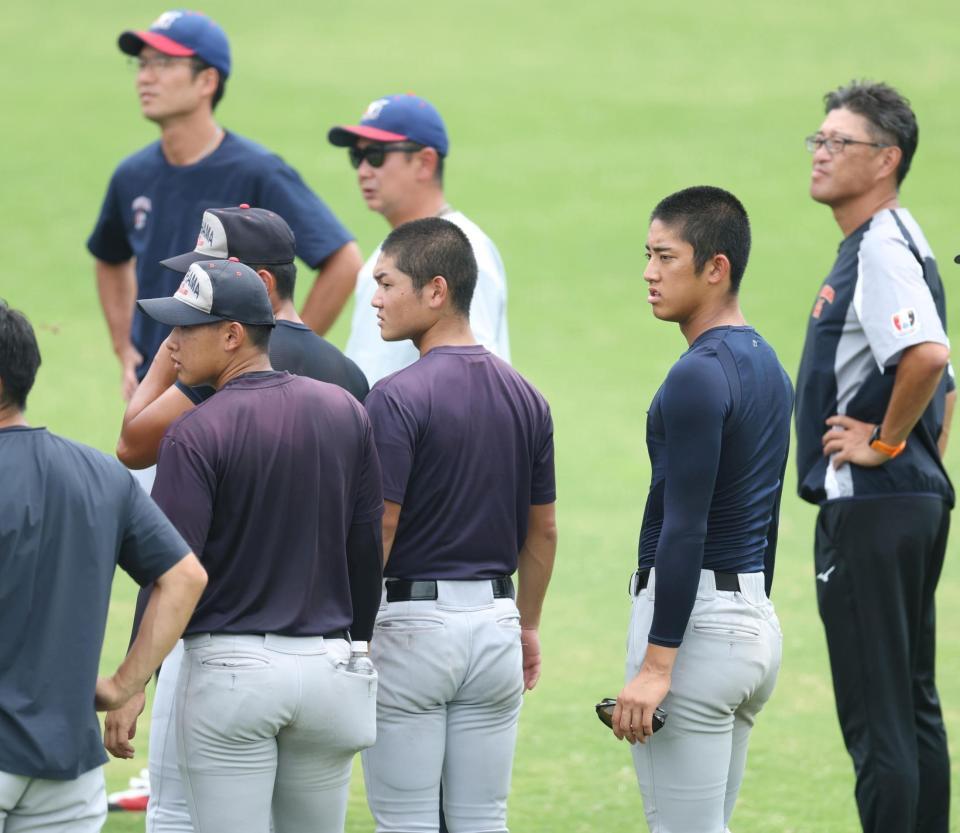 全体練習前に集まる横浜・織田翔希（手前右）ら横浜ナイン（撮影・中田匡峻）