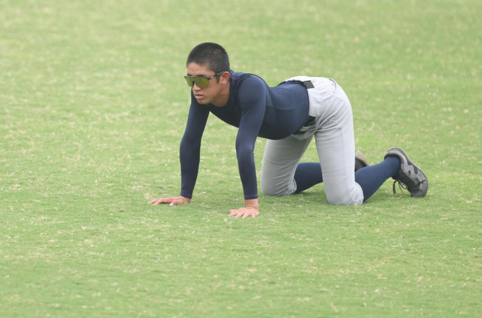ストレッチをする横浜・織田翔希（撮影・中田匡峻）