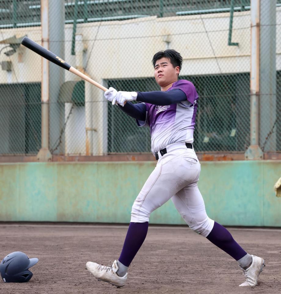 ロングティーをして打ち込む花巻東・古城大翔（撮影・立川洋一郎）