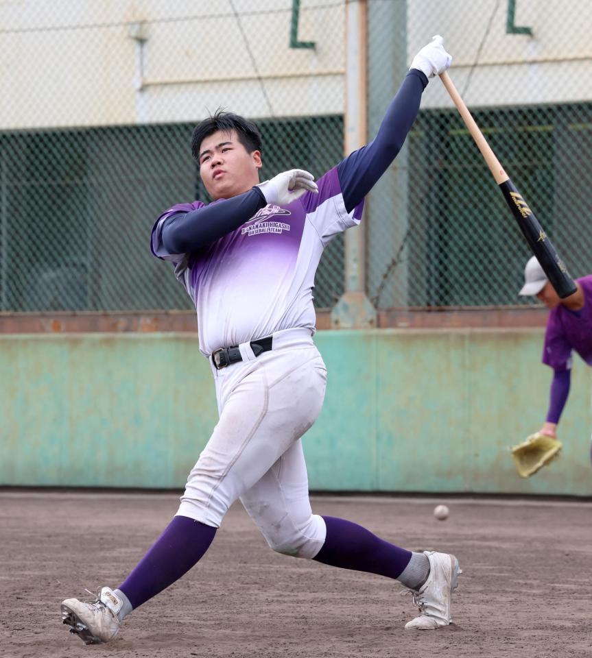 ロングティーをして打ち込む花巻東・古城大翔（撮影・立川洋一郎）