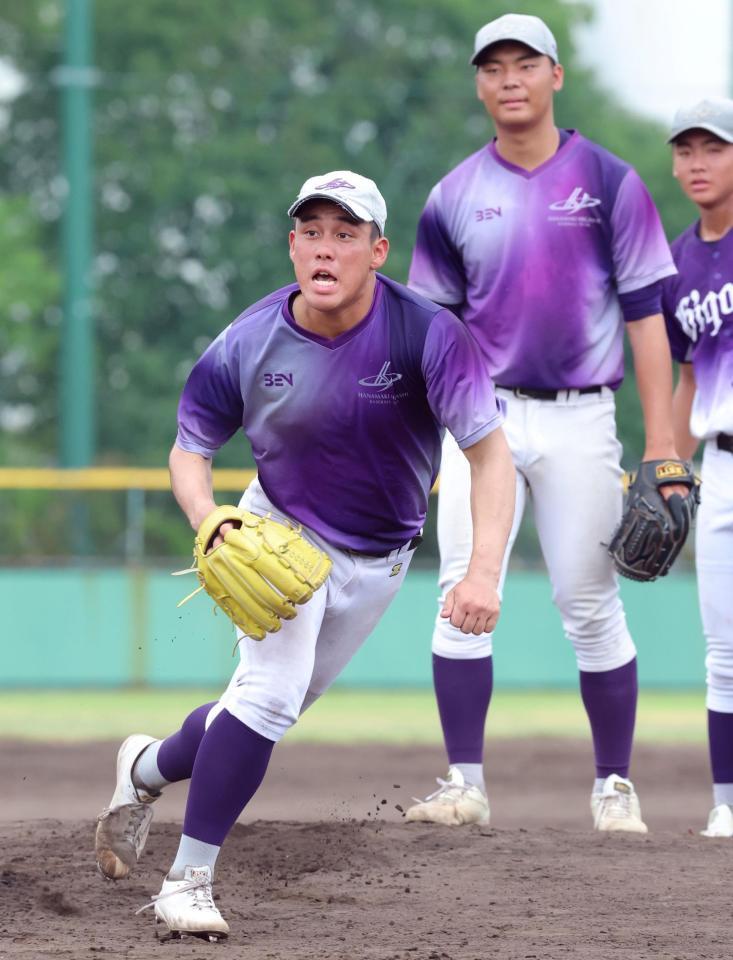 投内連係でベースカバーに走る花巻東・赤間史弥（撮影・立川洋一郎）