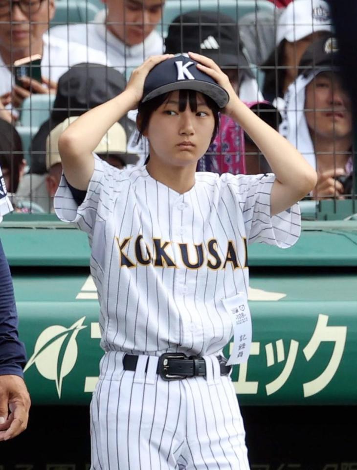 試合に臨む東日本国際大昌平の中野マネジャー（１６日）