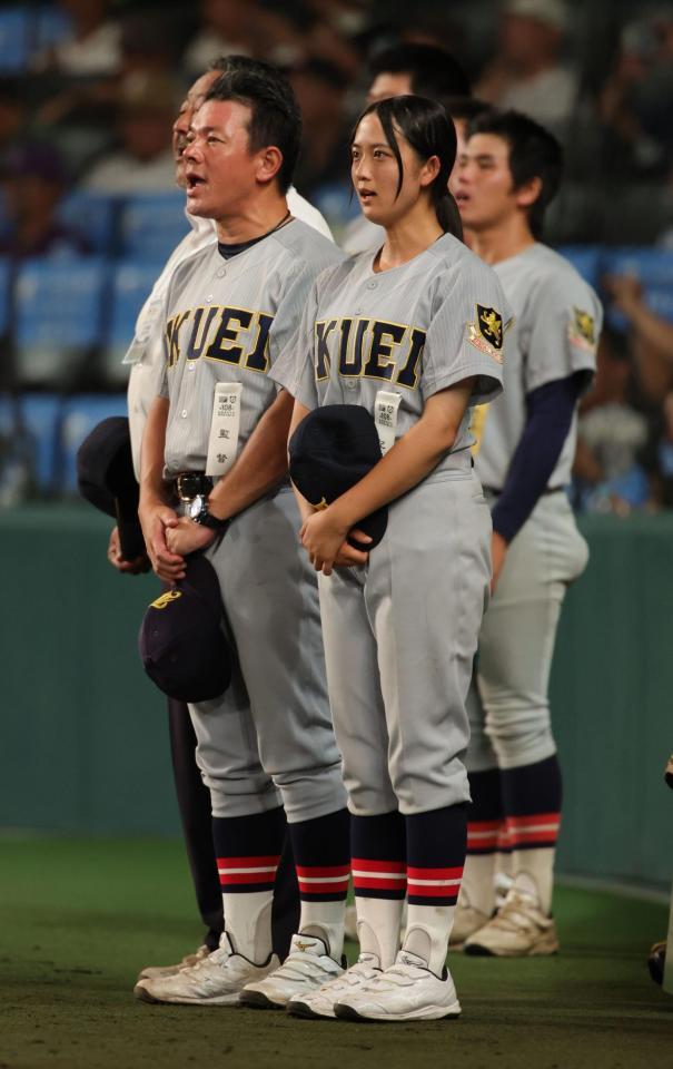 試合終了後、校歌を斉唱する仙台育英・星よつはマネージャー（撮影・坂部計介）