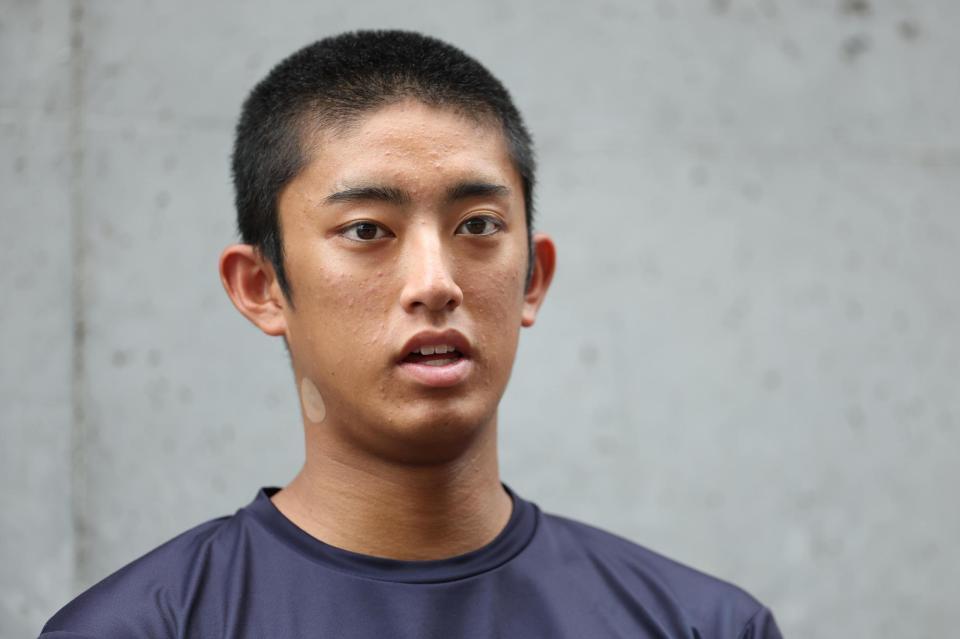 取材に応じる横浜・織田翔希（撮影・中田匡峻）