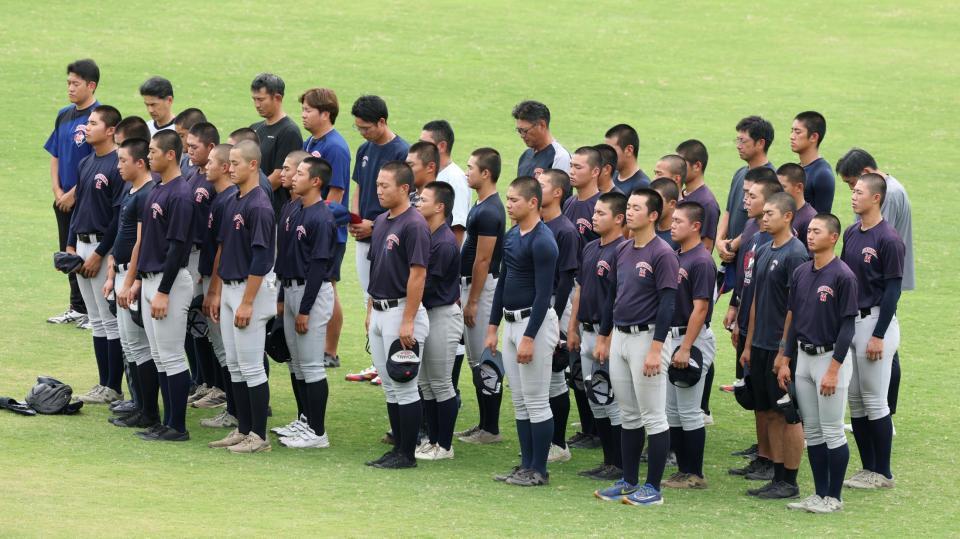 全体練習前、黙とうを行う横浜ナイン（撮影・中田匡峻）