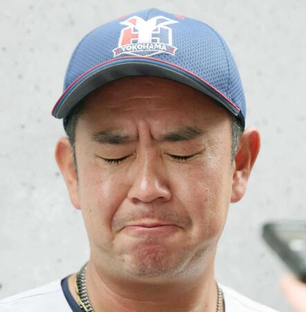 　取材中に声を詰まらせる村田監督（撮影・中田匡峻）