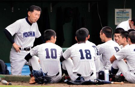 　ナインを座らせ指示を出す横浜・渡辺監督（左端）＝相模原球場（撮影・村中拓久）