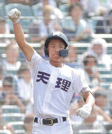 ９回、適時三塁打を放った天理・金本相有（撮影・西田忠信）