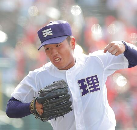５回を無失点に抑えガッツポーズする天理・橋本桜佑（撮影・西田忠信）