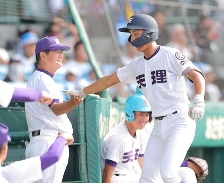 ２回天理、先制ソロを放ち藤原忠理監督（左）とタッチを交わす天理・金本相有（撮影・西田忠信）