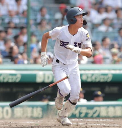 ９回、適時三塁打を放つ天理・金本相有（撮影・西田忠信）