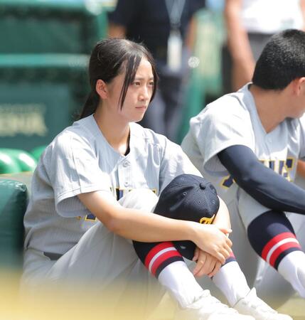 試合前、グラウンドを見つめる仙台育英・星よつはマネジャー（撮影・西田忠信）