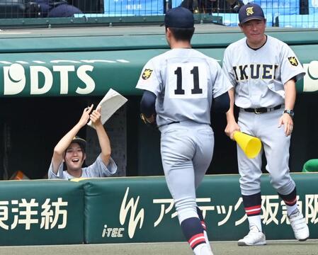 ６回、無死満塁のピンチを無失点で切り抜けた福井勇翔（１１）を迎える仙台育英・星よつはマネジャー（左）＝撮影・高部洋祐