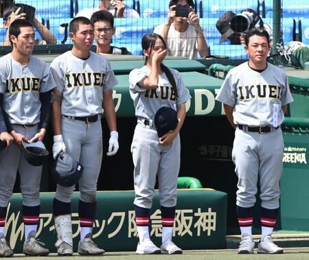 智弁和歌山に敗れ涙する仙台育英・星よつはマネジャー（中央）＝撮影・高部洋祐