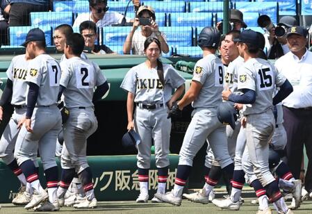 智弁和歌山に敗れたナインを迎える仙台育英・星よつはマネジャー（中央）＝撮影・高部洋祐