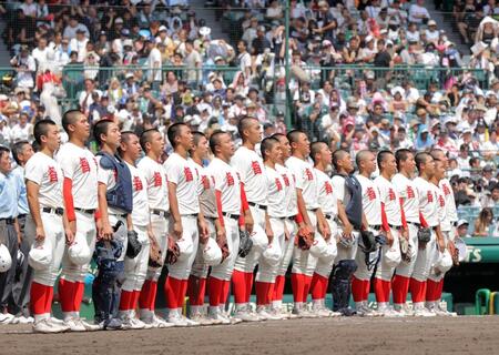 仙台育英に勝利し、校歌を歌う智弁和歌山ナイン