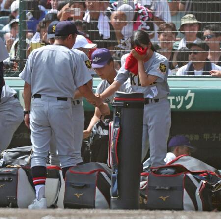須江航監督（左）と涙を流しながら握手を交わす仙台育英・星よつはマネジャー（撮影・中田匡峻）