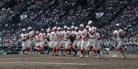 仙台育英に勝利し、駆け出す智弁和歌山ナイン（撮影・中田匡峻）