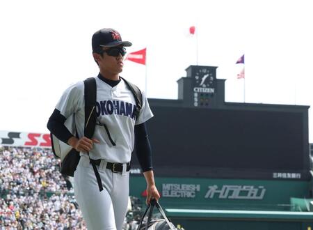 グラウンド入りする横浜・織田翔希（撮影・中田匡峻）