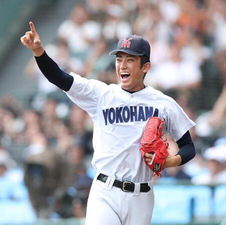 ３回、花巻東・古城大翔に左前打を浴びるも、左翼手・江坂佳史が本塁へ好返球し、得点を許さず笑顔を見せる横浜・織田翔希（撮影・中田匡峻）