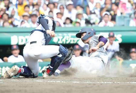 ３回、花巻東・古城大翔の左前打で二走花巻東・戸倉光揮が本塁を突いたが横浜・江坂佳史の好返球に阻まれる（撮影・坂部計介）