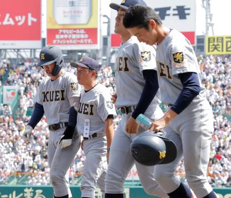 智弁和歌山に敗れ、選手に声をかける仙台育英・須江航監督（左から２人目）＝撮影・西田忠信