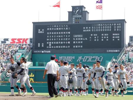 智弁和歌山に敗れ引き揚げる仙台育英ナイン（撮影・西田忠信）