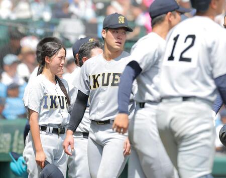 智弁和歌山に敗れ、整列する仙台育英・星よつはマネジャー（左）らナイン（撮影・西田忠信）