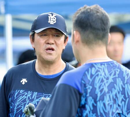 試合前、筒香（右）と話す鈴木コーチ（撮影・伊藤笙子）