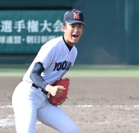 ５回、花巻東・戸倉光揮を併殺に仕留め、雄たけびを上げる横浜・織田翔希（撮影・高部洋祐）