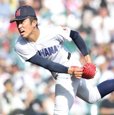 ８回裏、１５５キロ前後の速球を多投する横浜・織田翔希（撮影・坂部計介）