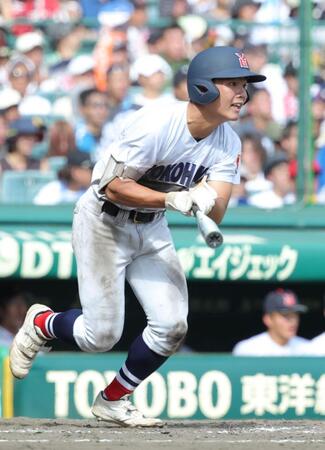 ５回、横浜・安食琥太郎は中前に適時打を放つ（撮影・坂部計介）