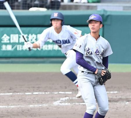 ４回、横浜・小林大雅（奥）に適時打を許す花巻東・萬谷堅心（撮影・高部洋祐）