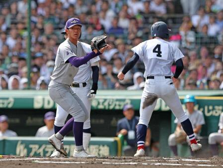 １回、自身の暴投で三走の横浜・田島陽翔（４）に先制の生還を許す花巻東・萬谷堅心（撮影・中田匡峻）