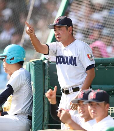 ７回、ベンチから指示を出す横浜・村田浩明監督（撮影・中田匡峻）