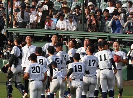 花巻東に勝利し、天に向かって笑顔を見せる横浜・織田翔希、横浜・村田浩明監督ら横浜ナイン（撮影・高部洋祐）