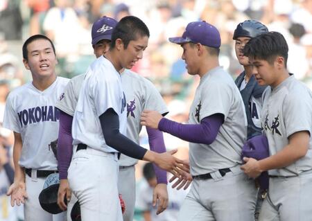 花巻東・赤間史弥（右）と握手をかわす横浜・織田翔希（撮影・坂部計介）
