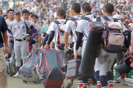 横浜ナインを見送る花巻東・佐々木洋監督ら（撮影・西田忠信）