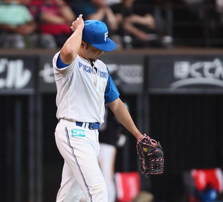 ３回、３連打で２点を失い、肩を落とす伊藤（撮影・中島達哉）