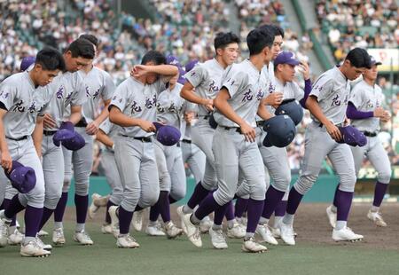 準決勝進出ならず、ガックリの花巻東ナイン（撮影・坂部計介）
