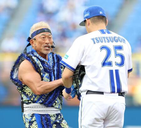 試合前、セレモニアルピッチで筒香（右）に漢気を注入した角田信朗（撮影・伊藤笙子）