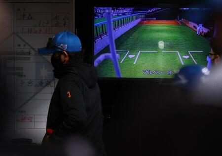 ソフトバンクに敗戦し、引き揚げる新庄監督（撮影・中島達哉）