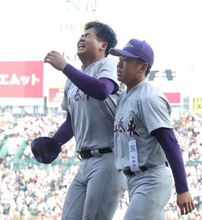 準決勝進出ならず、涙を流し引き揚げる花巻東・古城大翔（撮影・坂部計介）